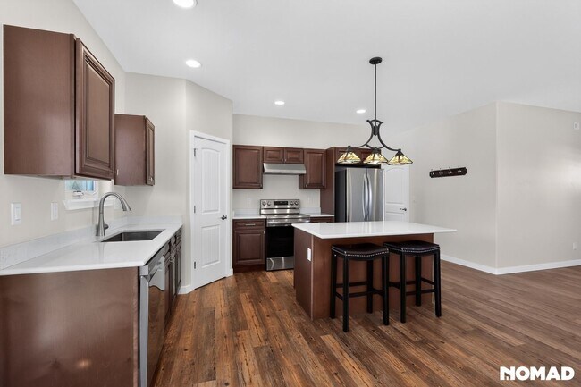 Building Photo - 910 Pilot Knob Ave