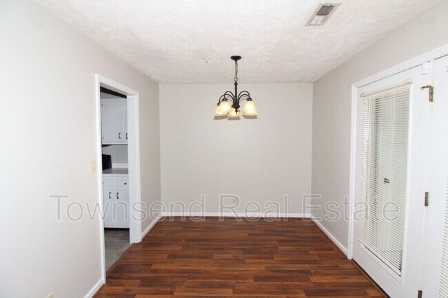 Building Photo - 301 Warton Ln
