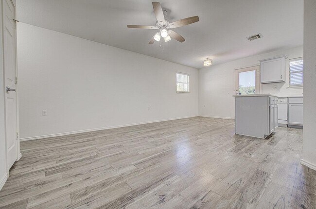 Foto del edificio - 8417 Twiggy Ln