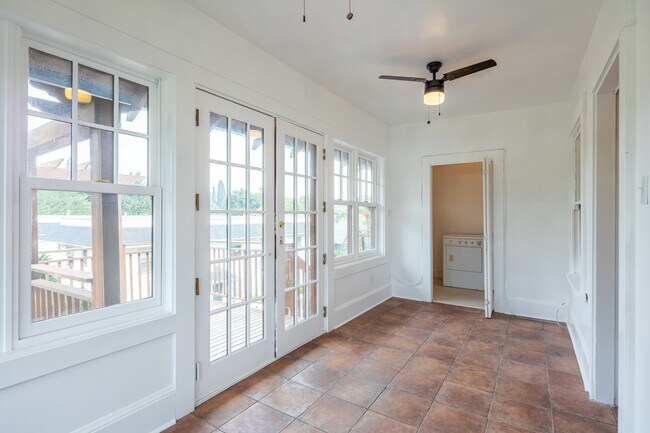Porche soleado - 2346 SE Ankeny St