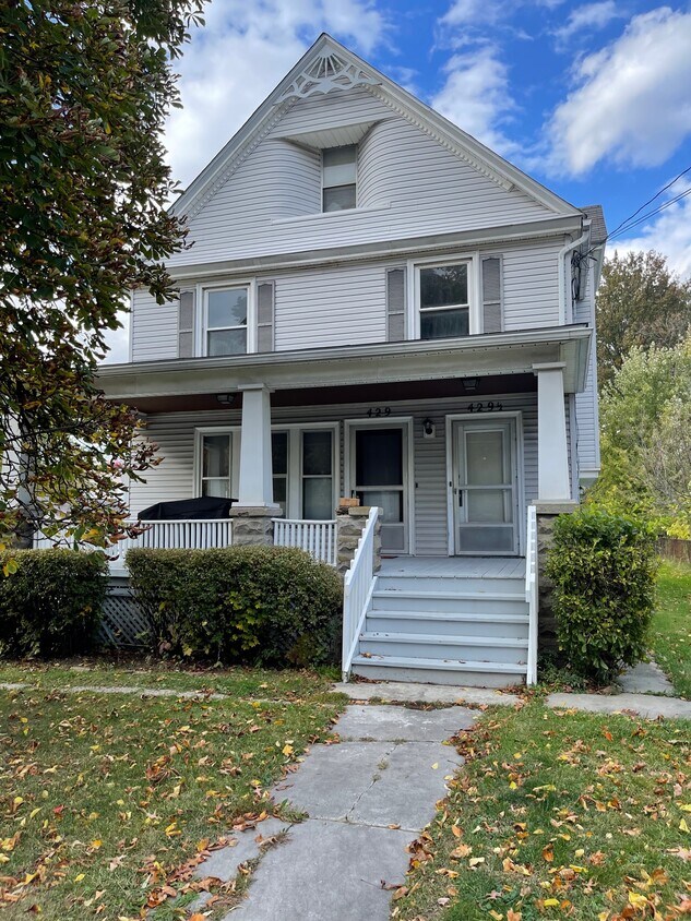 429 E Washington St Unit 2, Medina, OH 44256 Apartments in Medina, OH