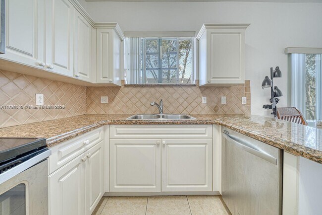 Foto del edificio - 2733 NE 3rd Ct