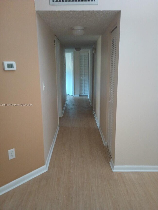 Foto del edificio - 4890 NW 102nd Ave