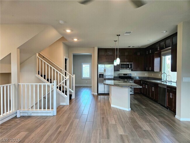 Foto del edificio - 8016 Carpenter Creek Ave