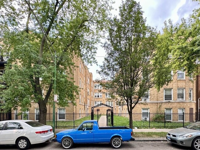 Building Photo - 4826 N Avers Ave