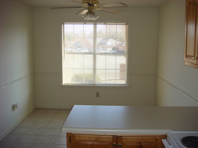 Building Photo - 3 Bedroom/ 2 Bathroom Available in August!
