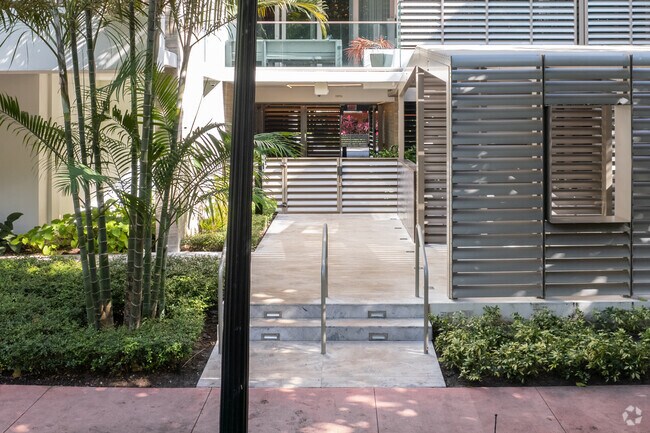 Entrada - Louver House
