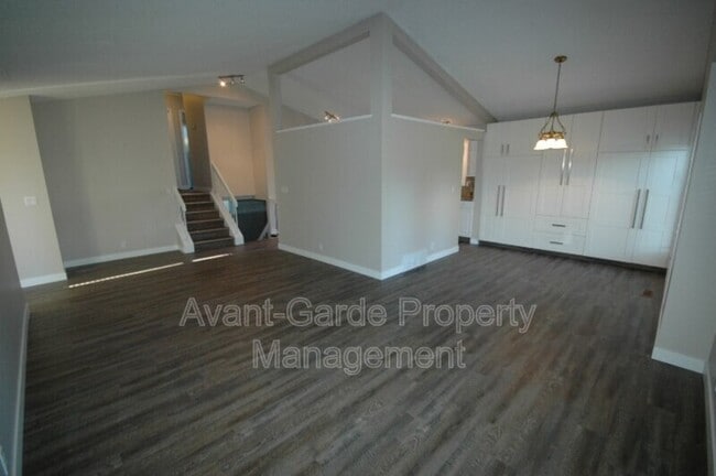 Photo du bâtiment - 4004-4020 20 Ave NW