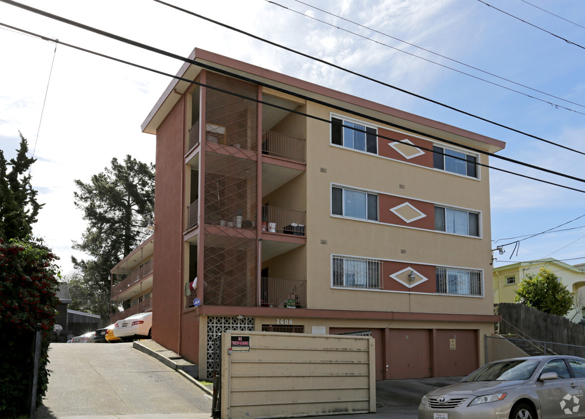 Primary Photo - Palm View Apartments