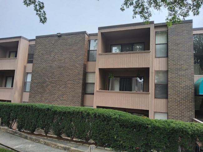 Building Photo - 18 Shrewsbury Green Dr