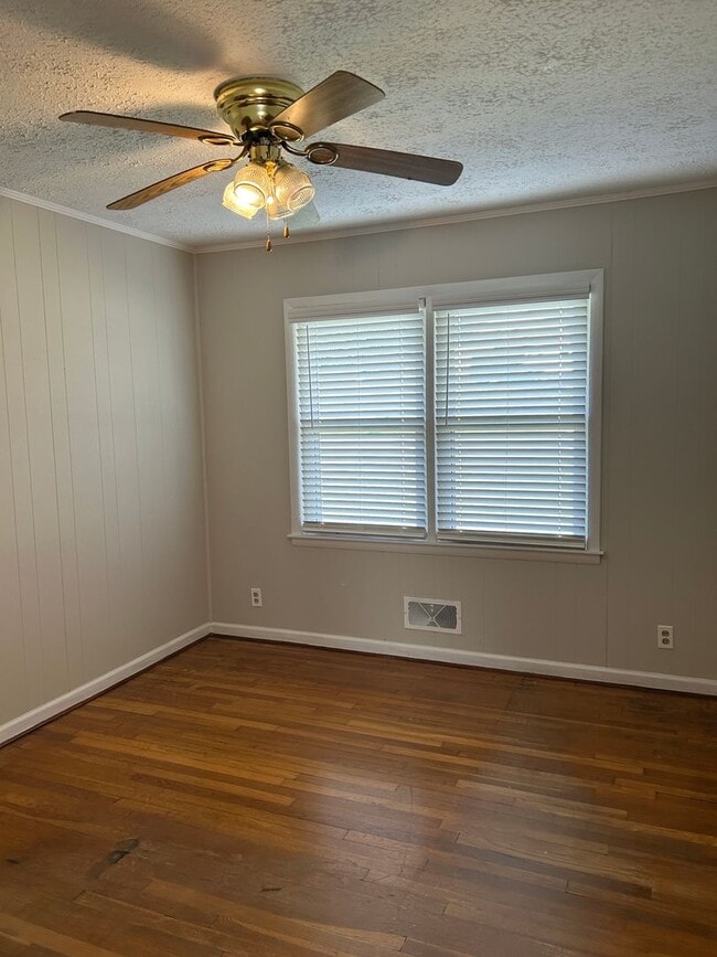 Building Photo - 1706 Dooley Ave