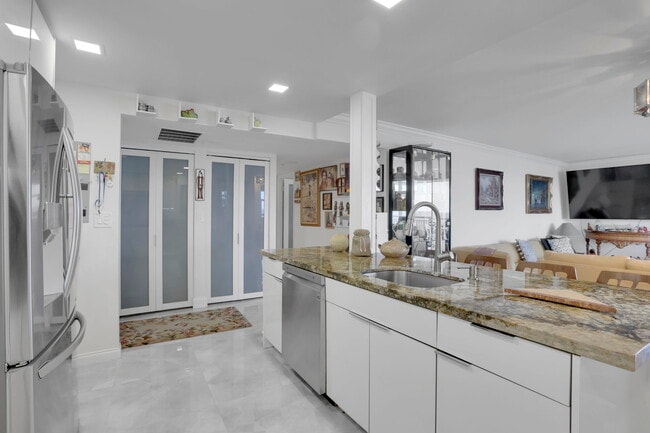 Photo - 1149 Hillsboro Mile Townhome