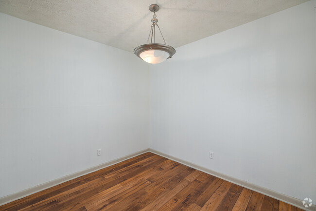 1BR, 1BA - 764SF - Dining Room - Waters Edge Apartments