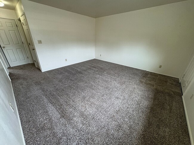 Building Photo - (964) 2 Bedroom / 1 Bathroom