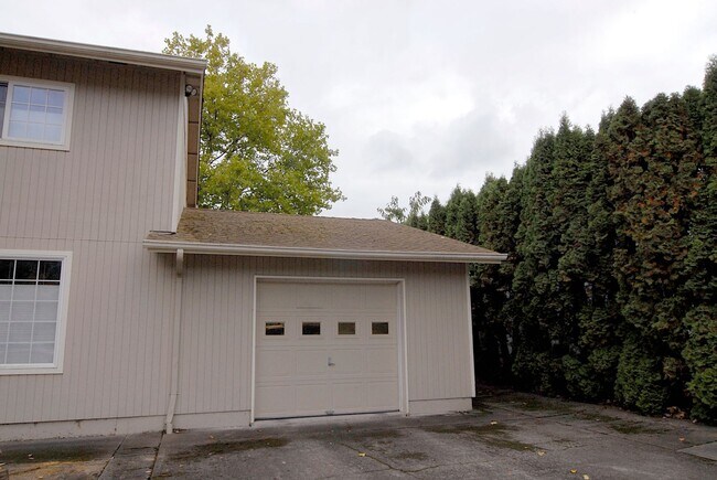 Building Photo - Nice home close to schools, shopping, and ...