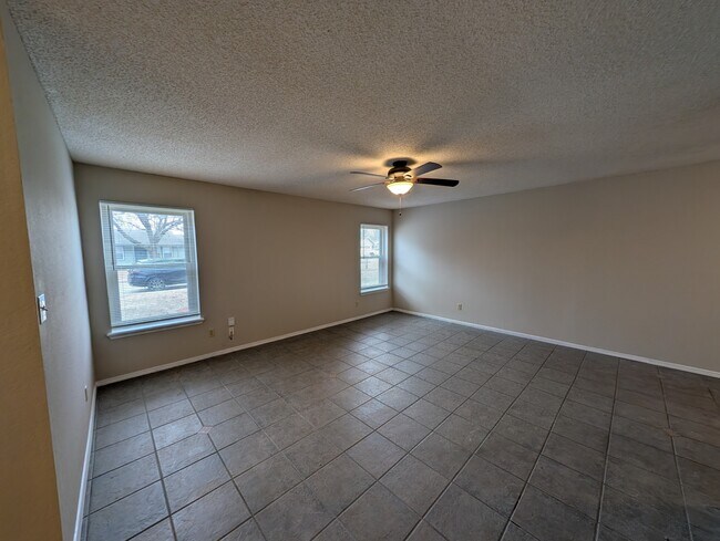 Building Photo - 316 S Ave E