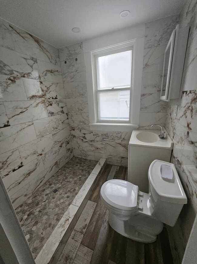 Building Photo - Upper 3 bedroom unit west side