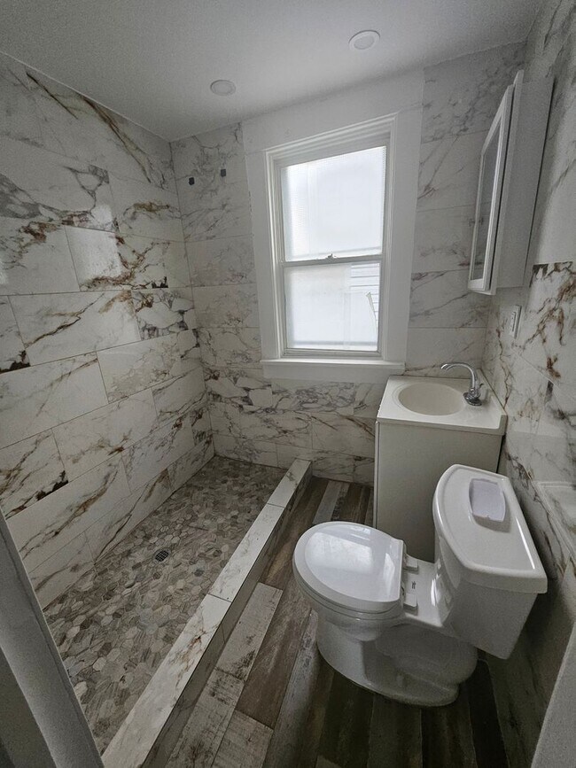 Foto del edificio - Upper 3 bedroom unit west side