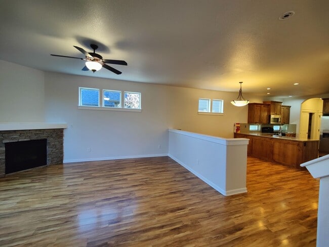 Foto del edificio - Beautiful 3x2.5 with fenced patio and upstairs bonus area