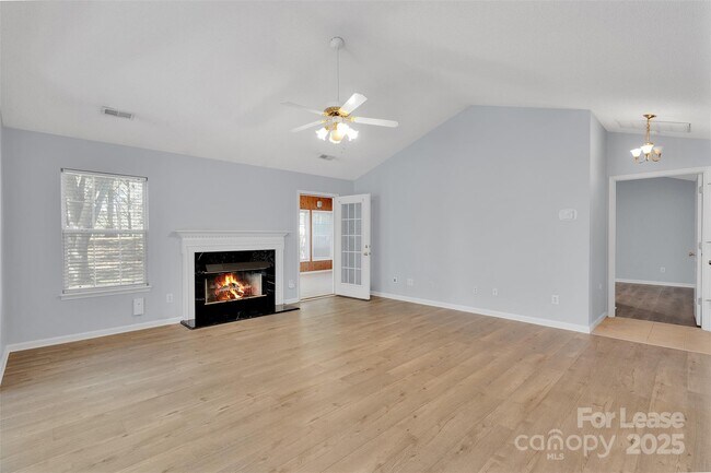 Foto del edificio - 6340 S Bend Ln