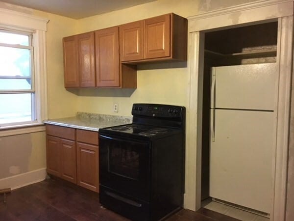 Primary Photo - 129 Oak St