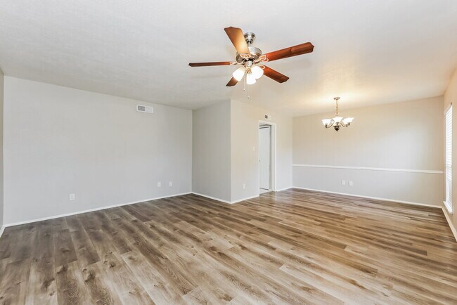 Foto del edificio - 902 Live Oak Dr