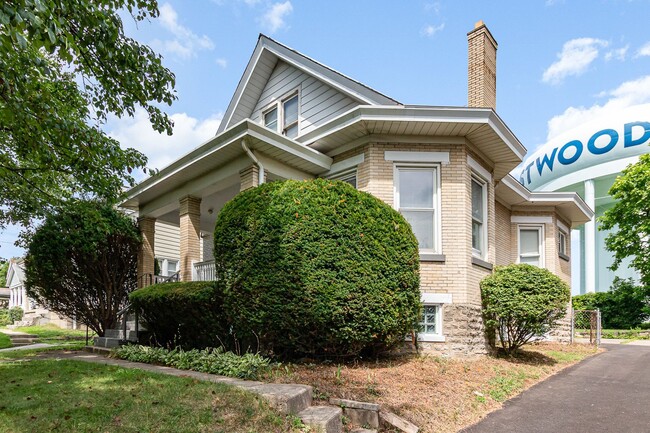 Building Photo - Gorgeous 2 Bedroom 1 Bathroom House