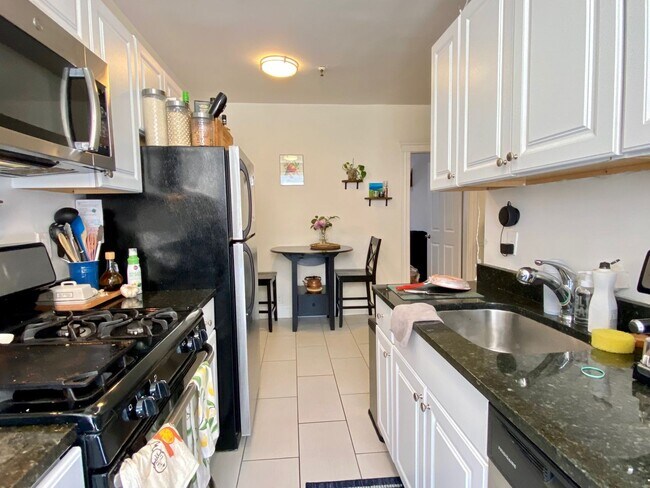 Foto del edificio - NO FEE!  LARGE 1 BED IN BRIGHTON WITH UPDATED KITCHEN (W/ DISHWASHER) - HT HW INCLUDED