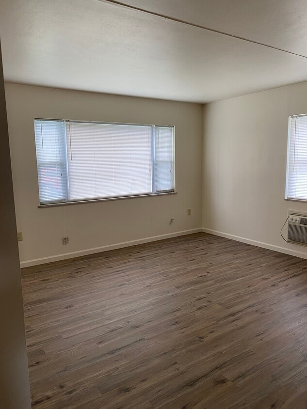 Living room - 5010 Derry St