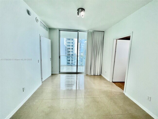 Foto del edificio - 300 S Biscayne Blvd