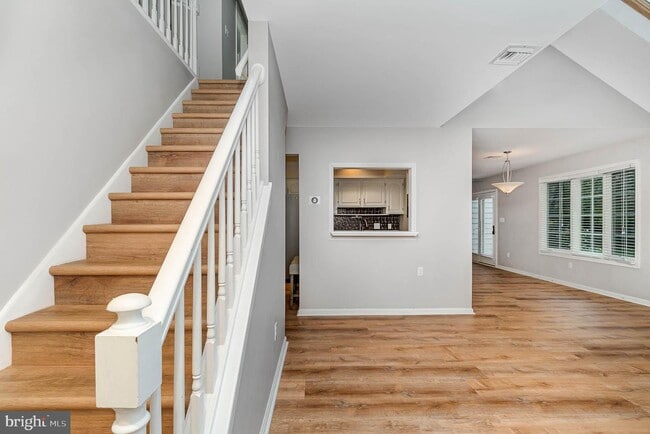 Building Photo - 252 Crescent Dr