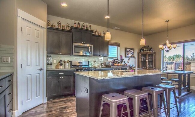 Foto del edificio - Beautiful 4 Bedroom Home on Bends Eastside!