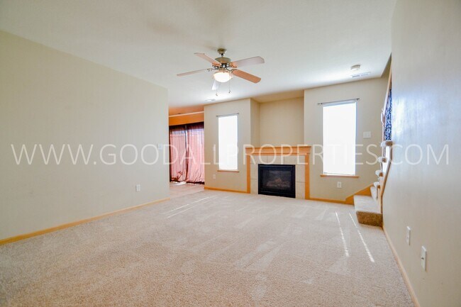Building Photo - 3 Bedroom townhome with 2 car attached garage