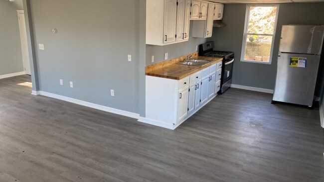 Foto del edificio - 645 N Main St