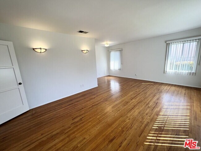 Foto del edificio - 14013 Addison St