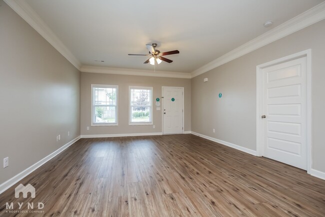 Building Photo - 2233 Dale View Dr