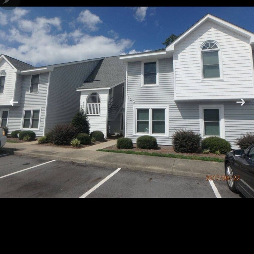 Primary Photo - 121 W Victoria Ct