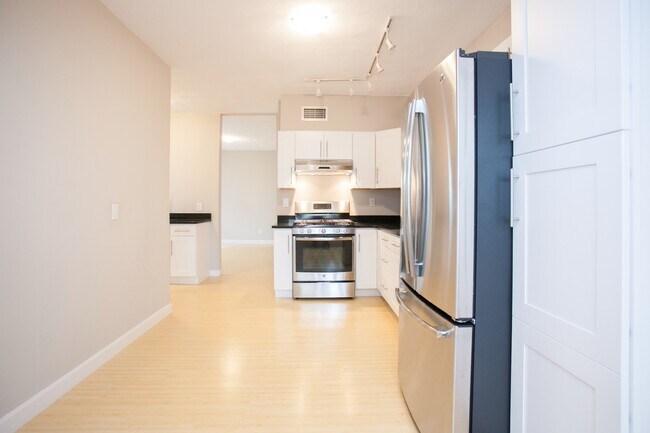 Building Photo - 33 Bromfield Rd
