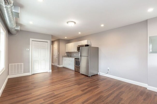 Building Photo - 2327 Parkwood Ave