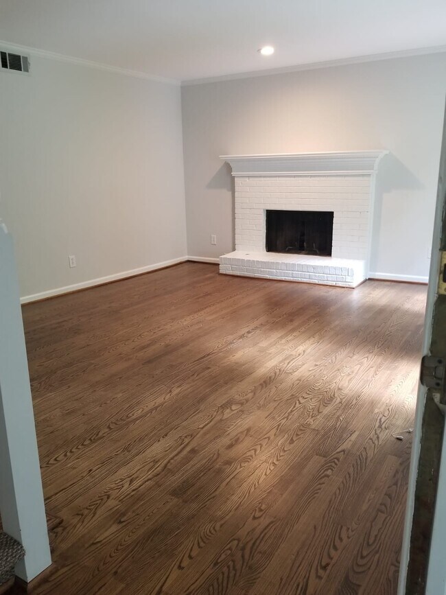 Family room - 783 N Parkwood Rd