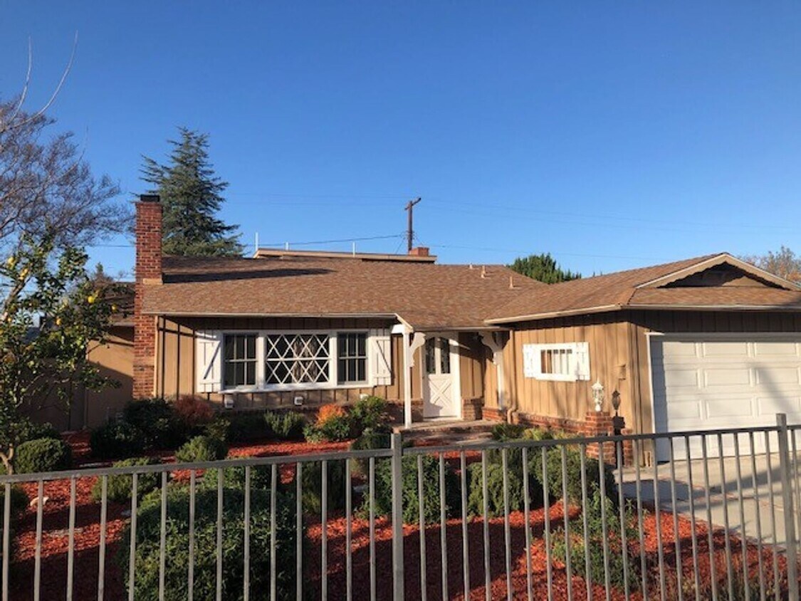 Primary Photo - Charming updated 4 bedroom home on quiet s...