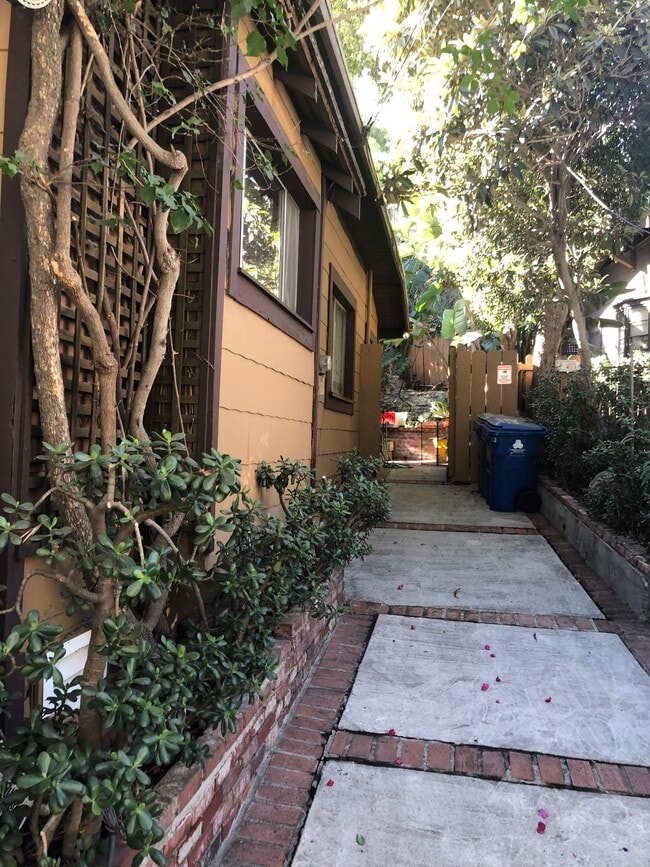 entrance to gated backyard - 1931 Pinehurst Rd