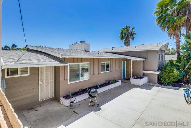 Building Photo - Large house on Prosperity! Private Yard!