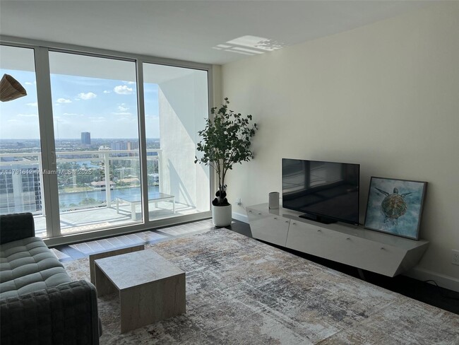 Building Photo - 2030 S Ocean Dr