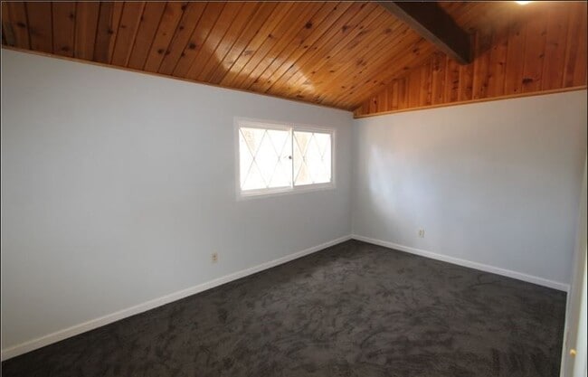 Building Photo - 884 Spruce Ln