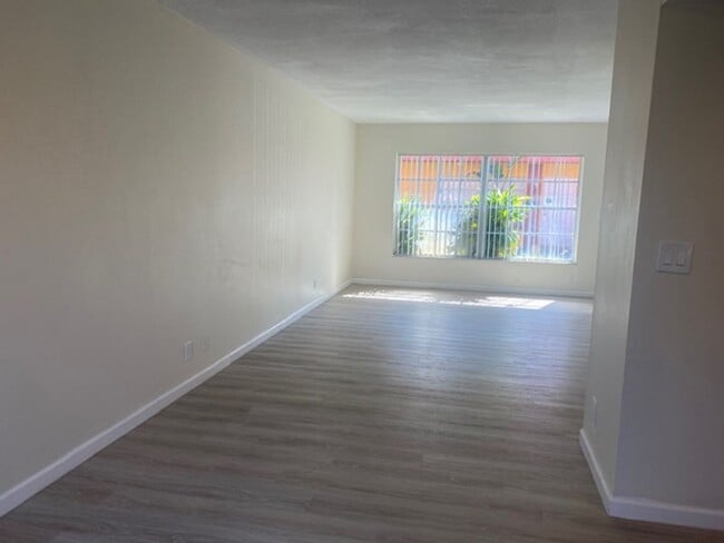 Building Photo - Beautiful 2-bed/1.5 bath two-story townhom...