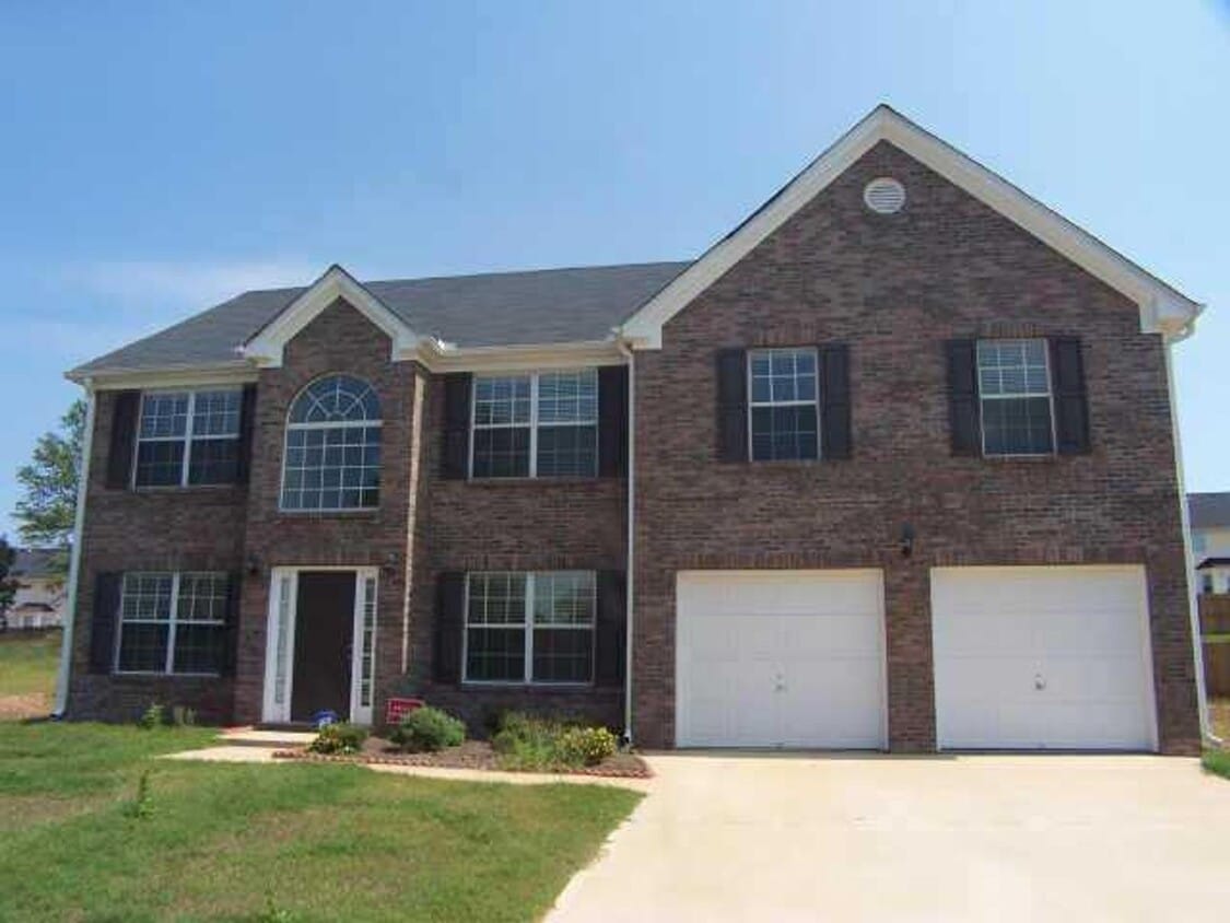 Primary Photo - Prime location! 4 bed, 2.5 bath, LVP floor...