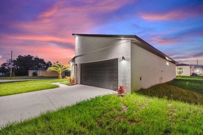 Foto del edificio - BRAND NEW HOME! Modern, energy efficient h...