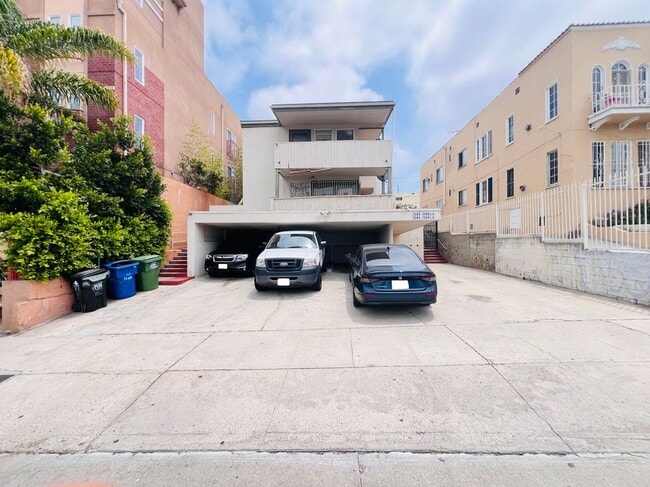 Building Photo - 1142 Serrano Ave