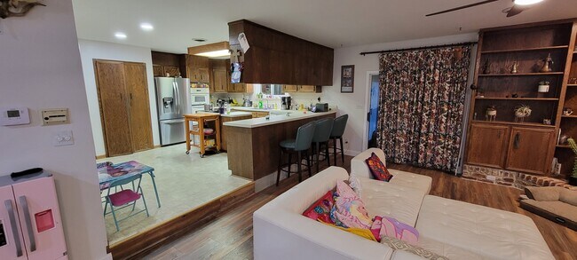 Building Photo - 152 Glassboro Dr